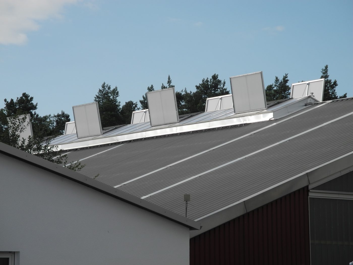 Lichtband mit geöffneten RWA-Klappen von Bittermann