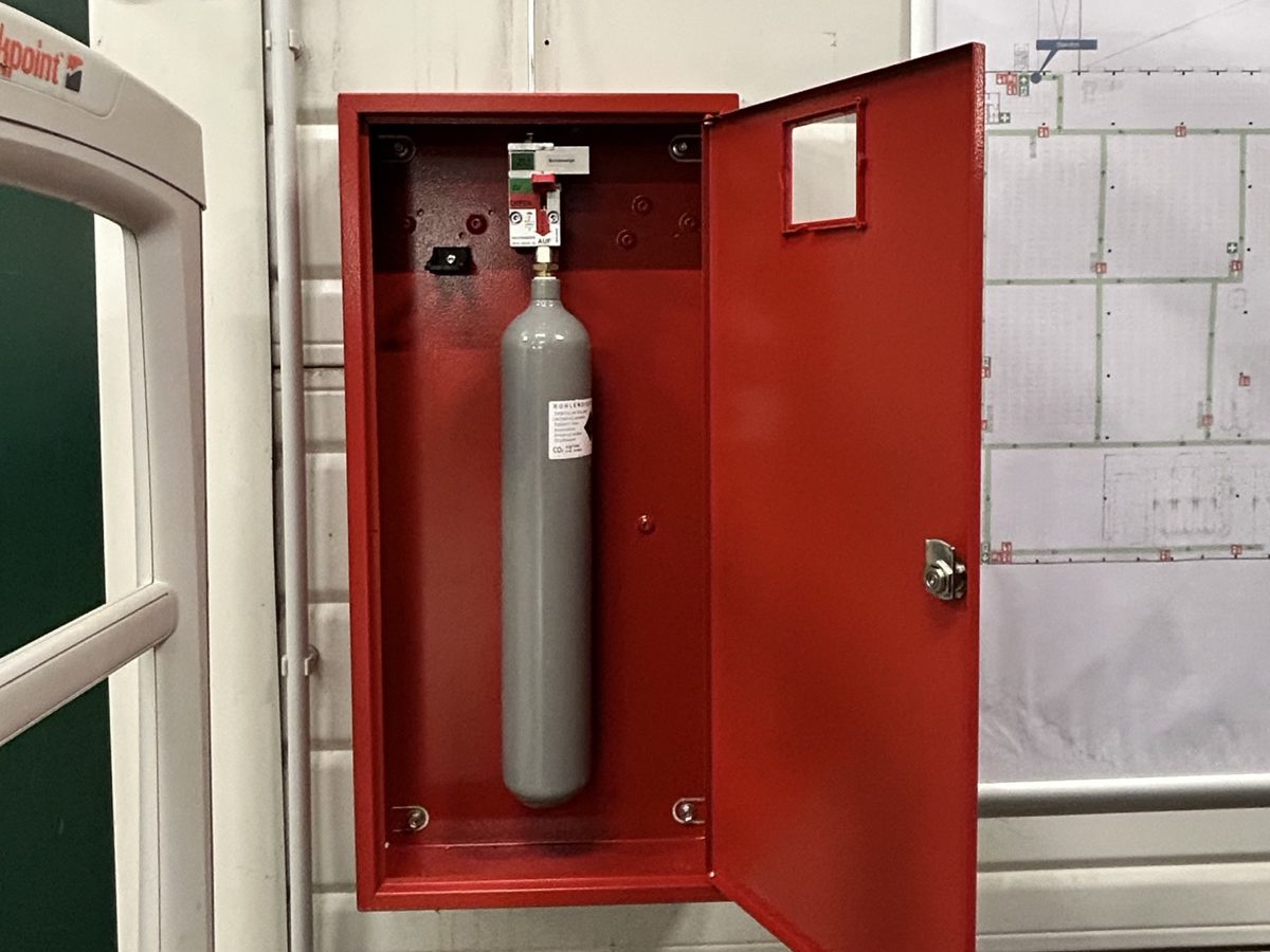 RWA-Auslösung mit CO₂-Patrone im roten Wandkasten neben dem Flucht- und Rettungsplan